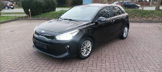 Schadeauto Kia Rio Bj:11-2019 1.4-16v Automatik Dream Team Edition Led Koplampen Navigatie Climatecontrol Stoelverwarming stuurwiel met verwarming Achteruitrijcamera 4xelek ramen Privacyglas Lichtautomaat Mistlampen 16-inch Kia velgen Metallic lak 2019/11