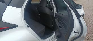 Toyota Yaris Bj:11-2024 Facelift hybrid Digitaal Cockpit full-Led Climatecontrol CruiseControl Stoelverwarming Lichtautomaat Privacyglas Apple CarPlay MirrorLink Achteruitrijcamera Bi-Color pearl metallic picture 18