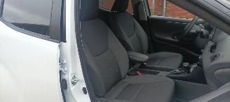 Toyota Yaris Bj:11-2024 Facelift hybrid Digitaal Cockpit full-Led Climatecontrol CruiseControl Stoelverwarming Lichtautomaat Privacyglas Apple CarPlay MirrorLink Achteruitrijcamera Bi-Color pearl metallic picture 22