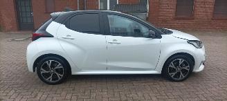 Toyota Yaris Bj:11-2024 Facelift hybrid Digitaal Cockpit full-Led Climatecontrol CruiseControl Stoelverwarming Lichtautomaat Privacyglas Apple CarPlay MirrorLink Achteruitrijcamera Bi-Color pearl metallic picture 2