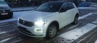 Schadeauto Volkswagen T-Roc 1.5-TSI 150pk R-Line Design Navi Full-Led koplampen Led achterlichten Climatecontrol CruiseControl Stoelverwarming Lichtautomaat Privacyglas 2021/4