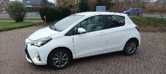 Vaurioauto  passenger cars Toyota Yaris Facelift 1.5-VVT-i 111pk 6-bak Airconditioning stoelverwarming Multicolor Touchscreen Display Achteruitrijcamera Lichtautomaat Drivelane assistent leren multistuurwiel mistlampen 15 inch Toyota velgen 2017/10