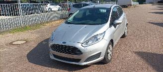 Vaurioauto  passenger cars Ford Fiesta 1.5-TDCI Airconditioning Led koplampen Parkeersensoren voor en achter Elektrische inklapbare buitenspiegels met verwarming en led verlichting Stoelverwarming Leren stuurwiel met radio bediening 2016/6