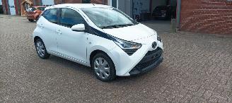 krockskadad bil auto Toyota Aygo Bj: 09-2018 Facelift X-Play 1.0-VVT-i Airconditioning Leren stuurwiel Deelbare achterbank getinte ruiten Elektrische ramen Elektrische-spiegels Led Dagrijverlichting led achterlichten 2018/9
