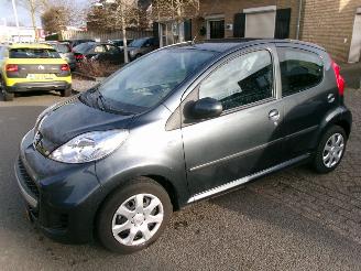 Vaurioauto  passenger cars Peugeot 107 1.0 -12V XS AIRCO ORGINEEL 27.158 KM 2011/4