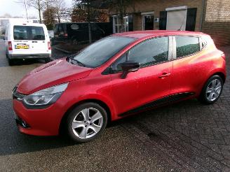 Vaurioauto  passenger cars Renault Clio 0.9 TCE COLEECTION AIRCO NAVI 2013/2