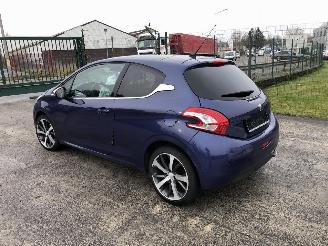 damaged passenger cars Peugeot 208 1.6 2015/3