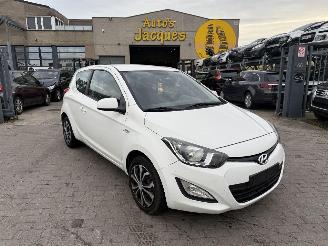 uszkodzony samochody osobowe Hyundai I-20 LOUNGE 2013/1