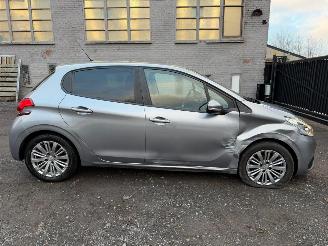 Damaged car Peugeot 208 1.2 I 2019/4