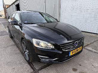 uszkodzony samochody osobowe Volvo V-60 2.4 D6 AWD Plug-in Hybrid Summum 2013/10