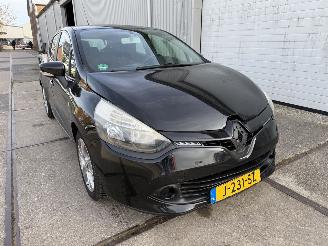 Damaged car Renault Clio 1.2 2013/5