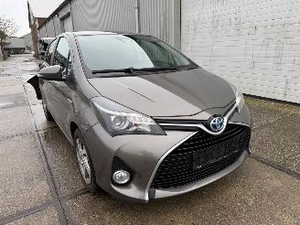 damaged passenger cars Toyota Yaris 1.5 Hybrid 2016/1