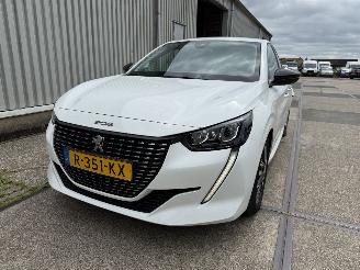 Schadeauto Peugeot 208 1.2 PureTech Allure 2022/9