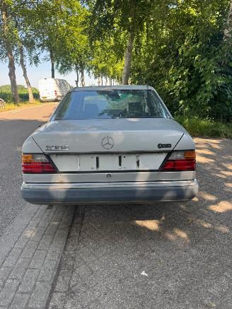 Mercedes 200-serie 230 E picture 3