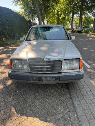 Coche siniestrado Mercedes 200-serie 230 E 1992/1