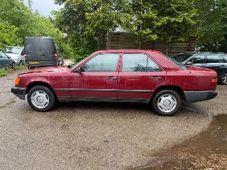 Coche siniestrado Mercedes 200-serie 230 E 1986/1
