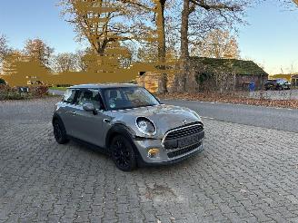 Voiture accidenté Mini One 1.5 EDITION CLIMA ABS PDC B.J 11-2018 SCHROEFSCHADE 2018/11