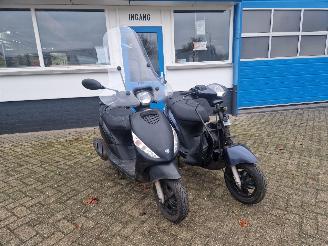 damaged scooters Piaggio  2X PIAGGIO ZIP 2017 2017/10