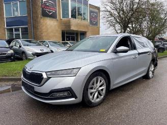Coche siniestrado Skoda Octavia Octavia Combi (NXAC), Combi 5-drs, 2019 1.0 TSI e-TEC 12V 2021/1