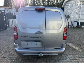 Schadeauto Peugeot Partner AUTOMATIC 131.PS DIESEL 2024/8
