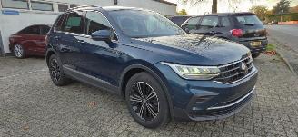 krockskadad bil auto Volkswagen Tiguan 1.5L TSFI Life*Automaat*LED*DAB*ACC*Camera*Digitaal Cockpit* 2023/2