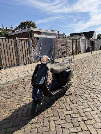 skadebil auto Audi Orlando VESPA LX 4T 2010/1