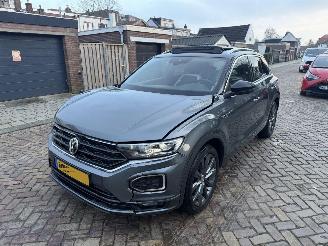 Schadeauto Volkswagen T-Roc 1.5 R LINE DSG DAK 2019/1