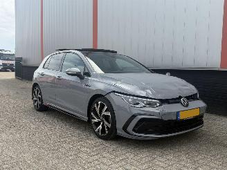 Voiture accidenté Volkswagen Golf 1.5 eTSI R Line PANO 2020/1
