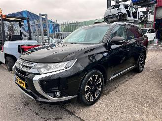 Unfallwagen Mitsubishi Outlander 2.0 PHEV EXECUTIVE EDITION 2015/12