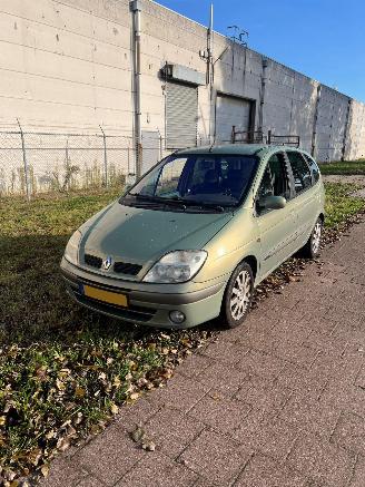 krockskadad bil auto Renault HS  2001/1