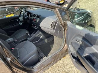 Kia Rio 1.2 tdi 5drs picture 9