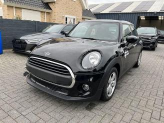 Auto incidentate Mini One 75KW Essential Trim Navi 2021/3