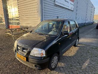 damaged passenger cars Hyundai Atos 1.1 Active Young 2008/1