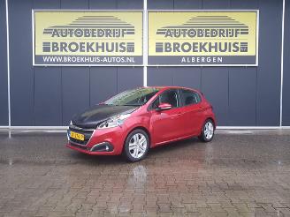 Voiture accidenté Peugeot 208 1.2 PureTech Signature 2019/3