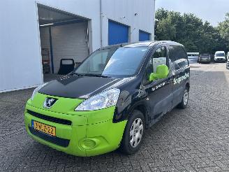 damaged commercial vehicles Peugeot Partner bestel 120 1.6 e-HDI L1 XR Profit + MOTORSCHADE ! 2011/3