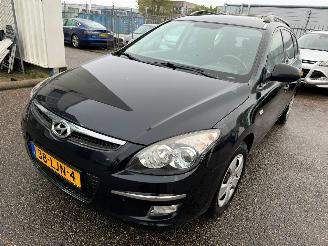 damaged passenger cars Hyundai I-30 i30 CW 1.4i Blue Dynamic  80 kW / 109 PK(MOTORSCHADE) 2010/4