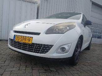 Damaged car Renault Scenic Grand Scénic III (JZ) MPV 1.6 dCi (R9M-402(R9M-A4)) [96kW]  (04-2011=
/12-2016) 2011/11