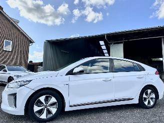 Hyundai Ioniq Comfort EV 120pk aut + f1 flippers - nap - 2x laadkabels - navi - camera - front + line assist - keyless entry + start picture 1
