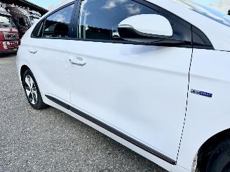 Hyundai Ioniq Comfort EV 120pk aut + f1 flippers - nap - 2x laadkabels - navi - camera - front + line assist - keyless entry + start picture 80