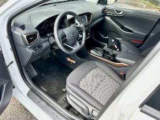 Hyundai Ioniq Comfort EV 120pk aut + f1 flippers - nap - 2x laadkabels - navi - camera - front + line assist - keyless entry + start picture 24