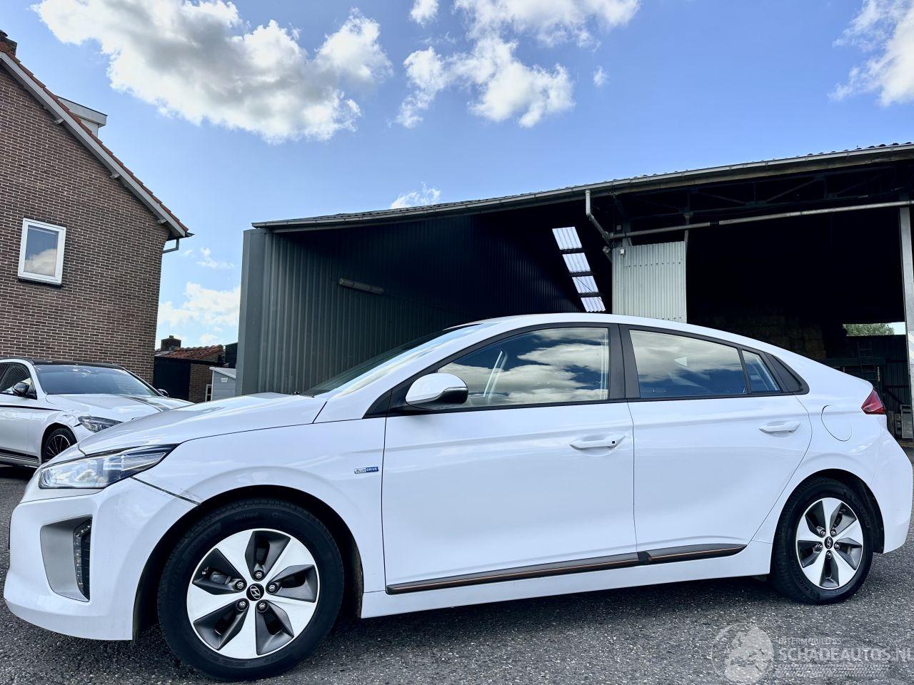 Hyundai Ioniq Comfort EV 120pk aut + f1 flippers - nap - 2x laadkabels - navi - camera - front + line assist - keyless entry + start