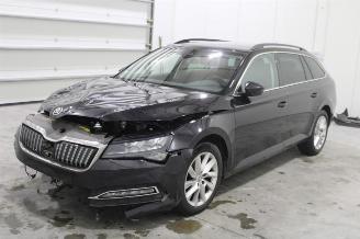 krockskadad bil auto Skoda Superb  2020/12