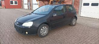 uszkodzony samochody osobowe Volkswagen Golf Tour Edition 1.4-benzine 80pk Climatecontrol CruiseControl Leren-Stuurwiel armsteun elek-ramen elektrische buitenspiegels met verwarming Abs Esp Mistlampen Afneembare trekhaak Parkeersensoren achter 2006/12